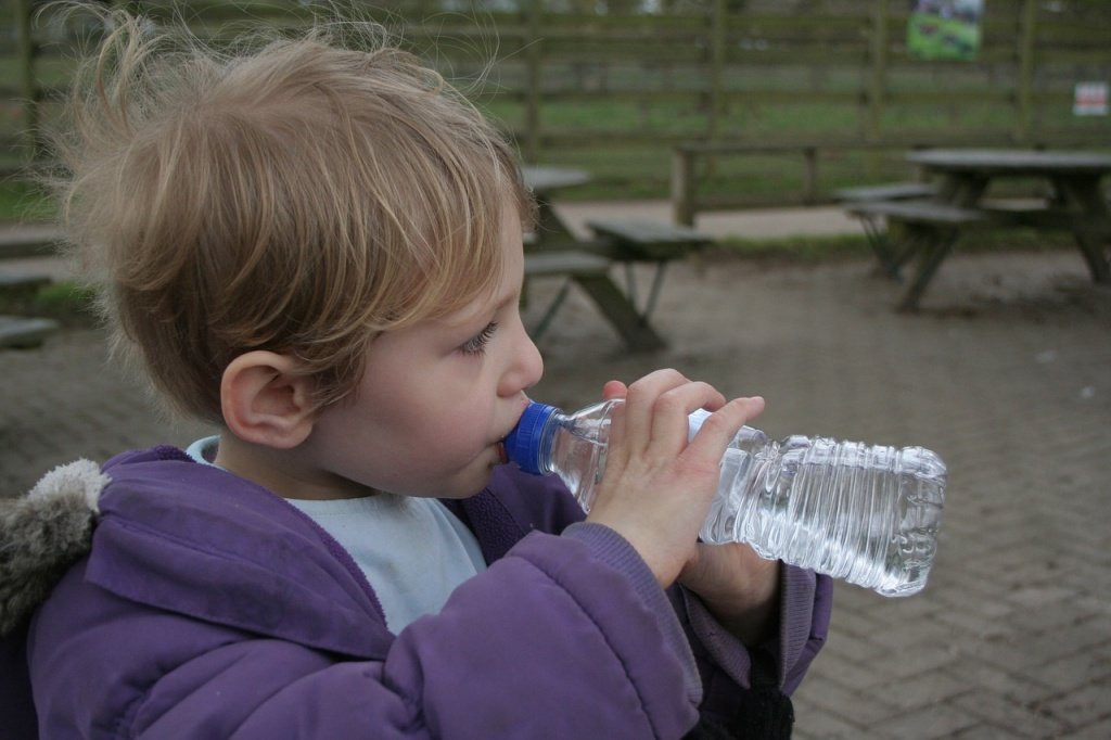 Ребенок пьет воду фото 2